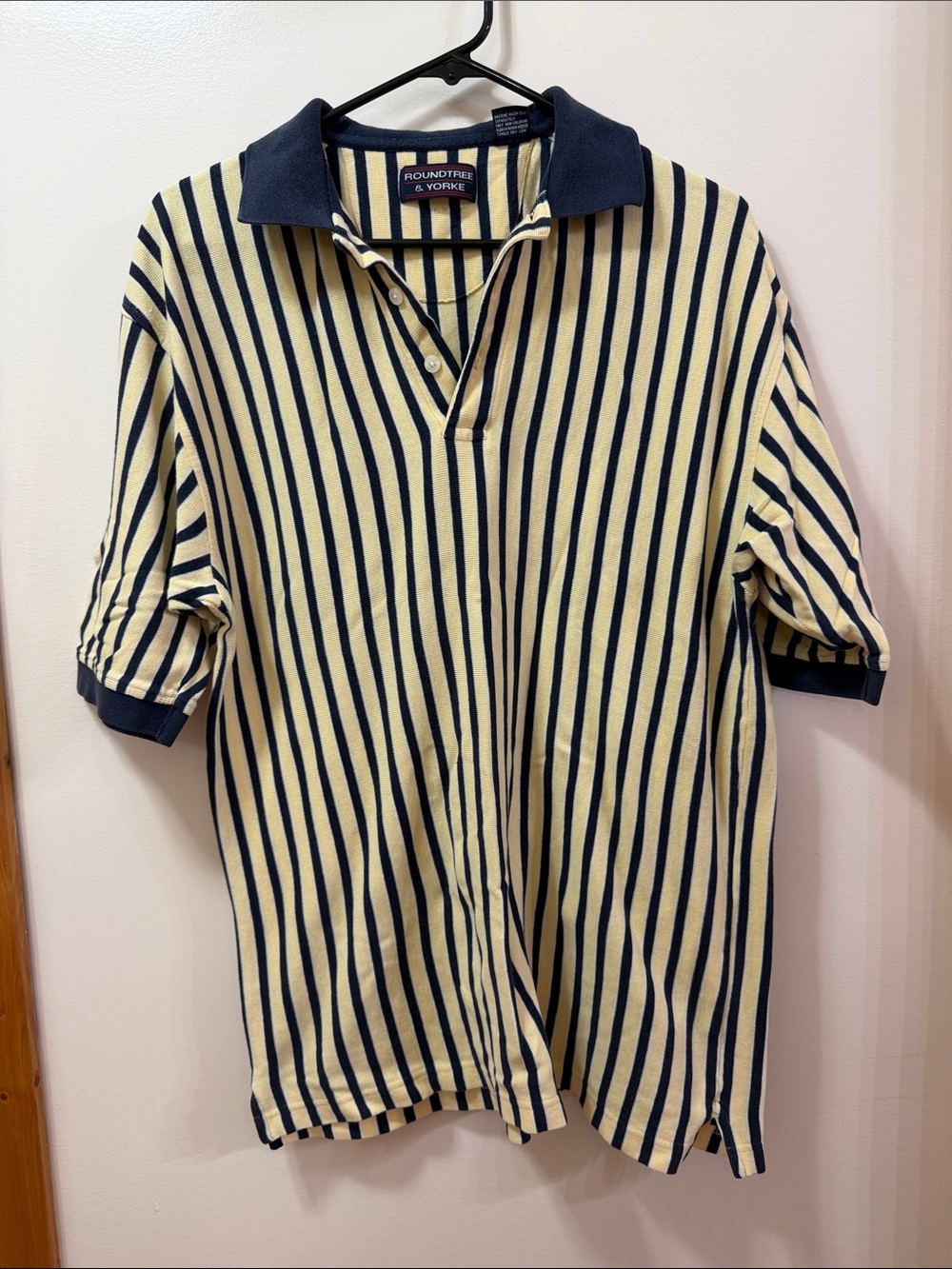 Roundtree & Yorke Navy and Cream Vertical Stripe Polo. Size Medium